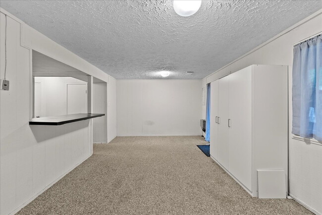 Building Photo - "Charming 4-Bed Townhouse with Granite Tou...