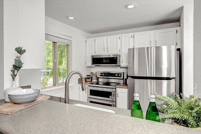 Building Photo - 2bd/1.75ba Redmond Condo