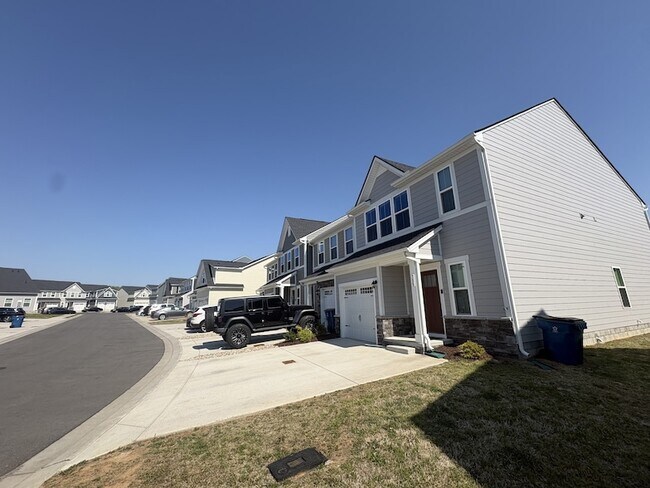 Building Photo - 733 Lipizanner Ln
