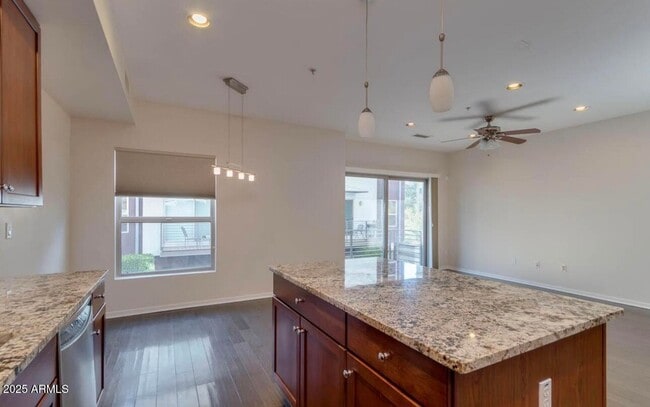 Building Photo - 525 W Lakeside Dr