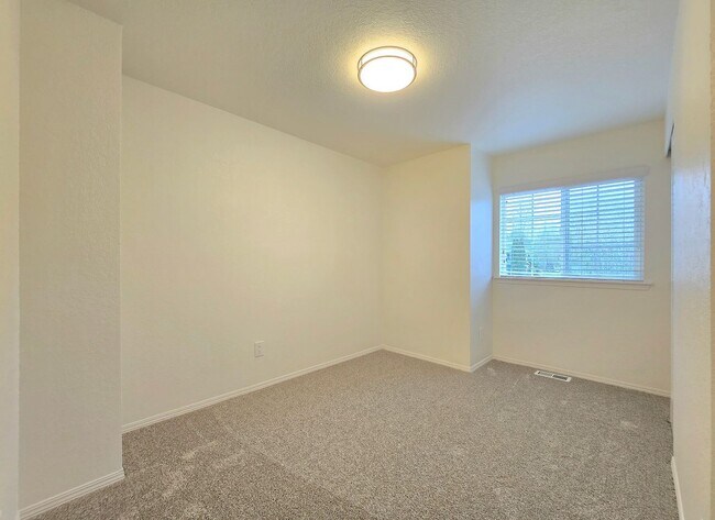 Building Photo - Spacious Home in Lake Stevens Available Now!  Pet Friendly