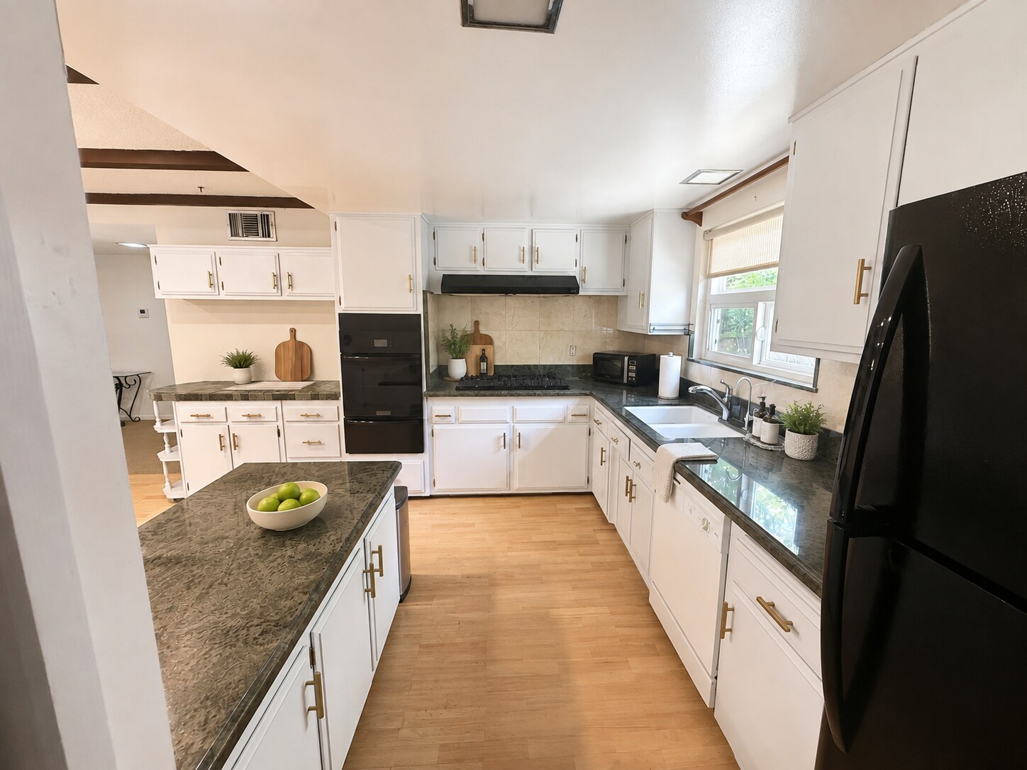 Shared kitchen - 4360 Watkins Dr