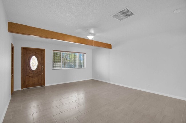 Building Photo - Adorable 3 bedroom, 2 bath apartment in Northeast El Paso!