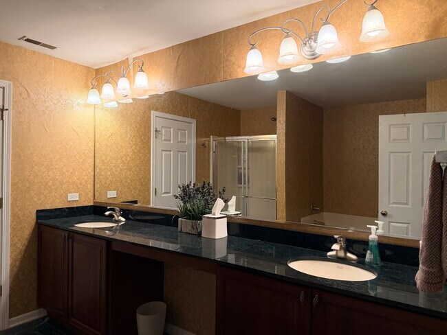 Building Photo - 1804 Crenshaw Cir