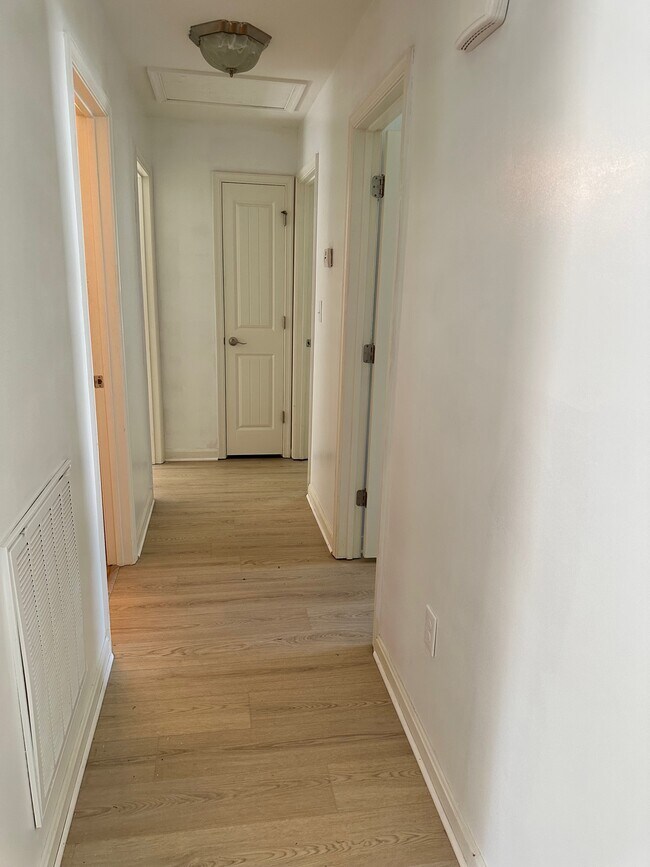 Building Photo - 702 Garfield Ave