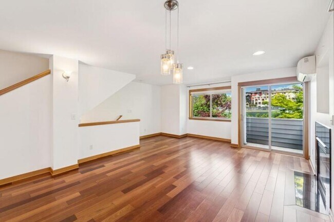 Building Photo - 3 bedroom in Seattle WA 98107