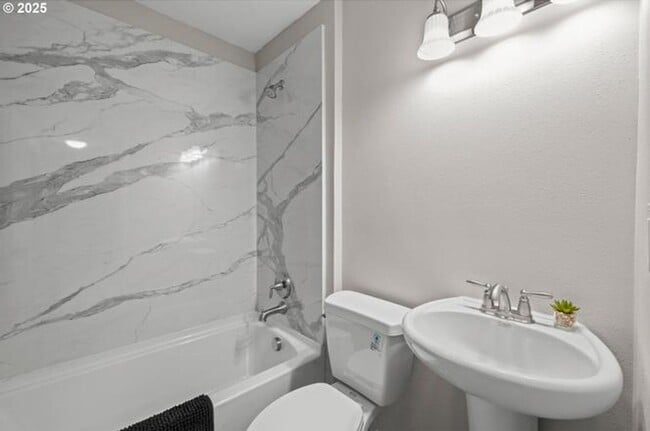Building Photo - Updated renovations 3BD 2BA 1,050SQ FT in ...