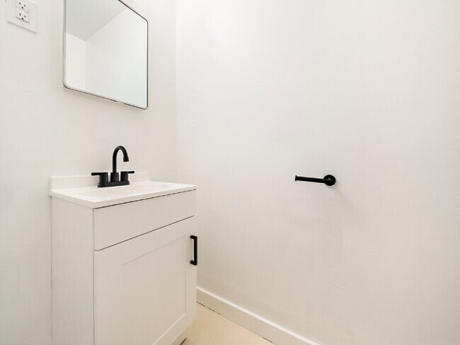 Building Photo - "Charming 3-Bed Home with Gleaming Hardwood Floors on Sheffield Road!"