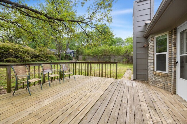 Building Photo - 2146 Loren Cir