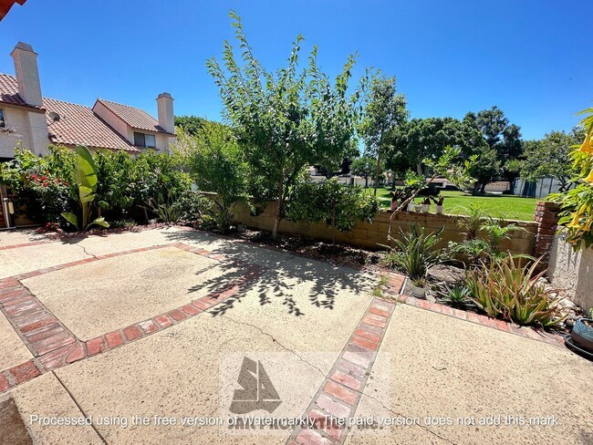 Building Photo - Modern La Cuesta Corner Townhome Near Down...