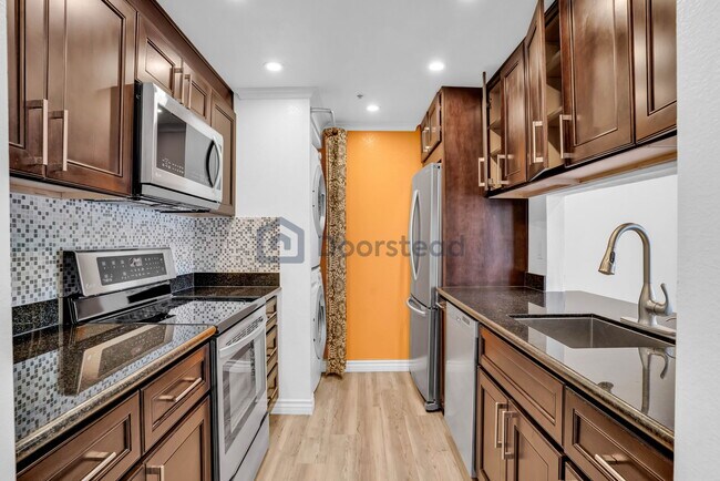 Building Photo - 2709 Oak Road Unit E