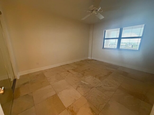 Building Photo - Ocean Front Condo Rental