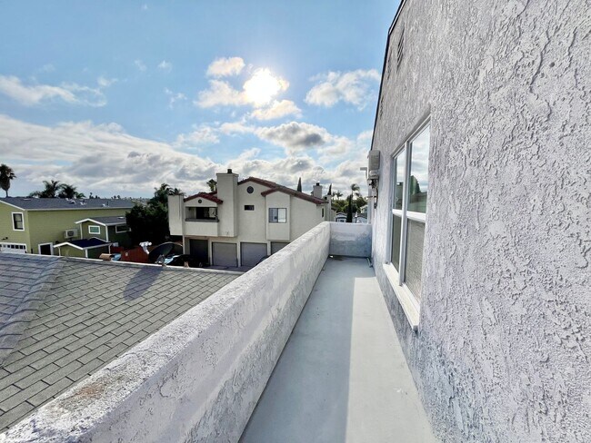 Building Photo - $200 OFF First Month's Rent! Upstairs 1 Be...