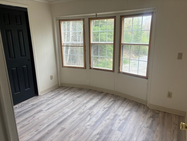 Building Photo - 613 Cushing Rd