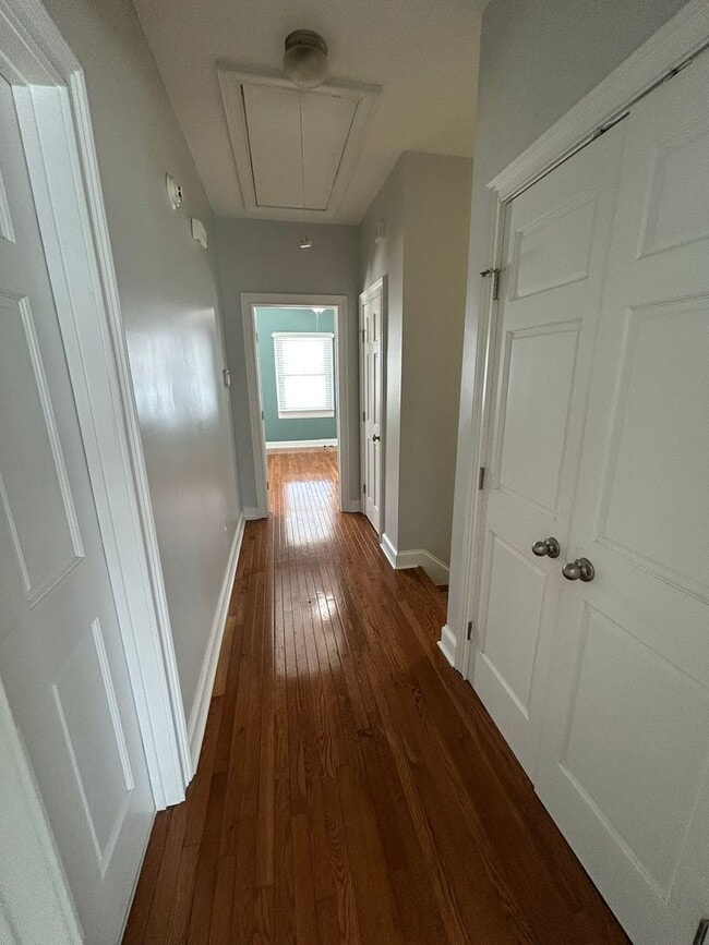 Building Photo - **FIRST MONTH RENT FREE**Charming 3 Bedroom/2 Bathroom with off street parking in Downtown Savann...