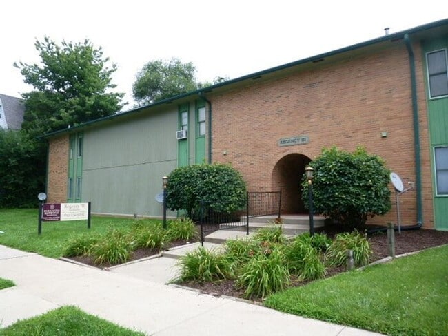 Primary Photo - 1 Bedroom Downtown Court Yard Level Apartment