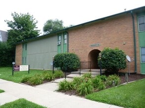 Building Photo - 1 Bedroom Downtown Court Yard Level Apartment