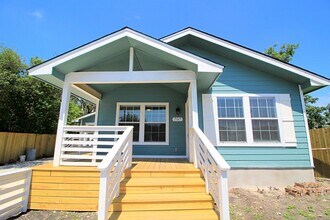 Building Photo - Renovated 2/2 Denver Heights Available for Move In June 29th!