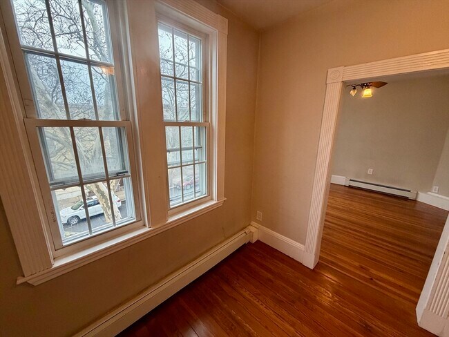 Building Photo - 324 Chelsea St