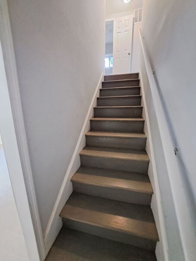 Building Photo - Mid-Century Modern SFH 3-Level, All Utilit...