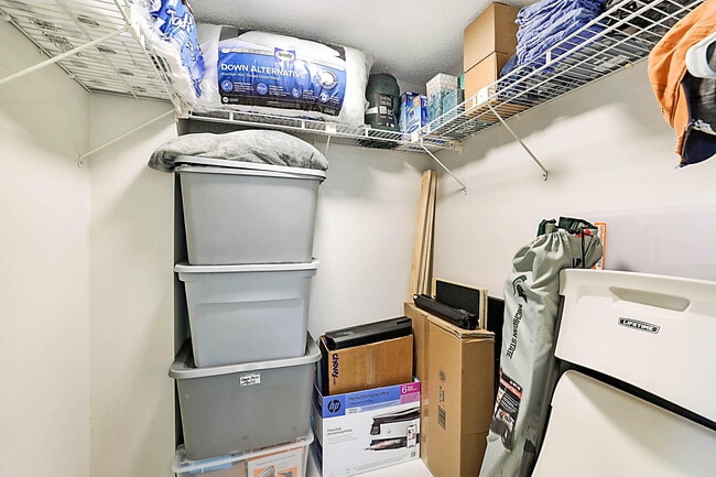 Building Photo - 575 Oaks Ln