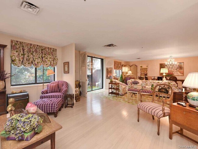 Building Photo - 123 Middle Neck Rd