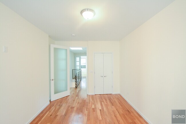 Building Photo - 151 E 71st St