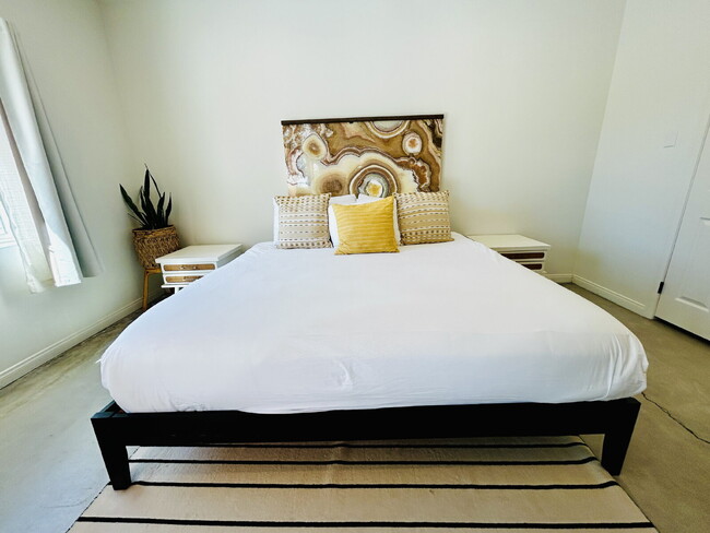 Building Photo - Gorgeous, renovated home on 2 acres in quiet neighborhood.