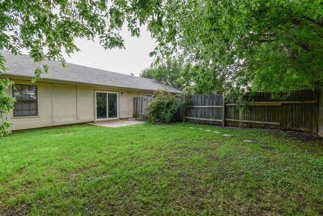 Building Photo - 3910 Peperport Dr