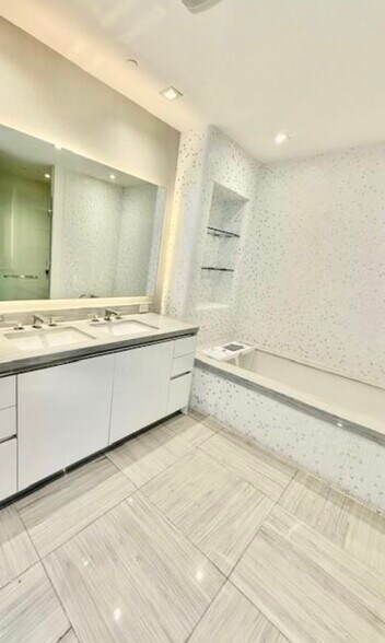 Building Photo - 16901 Collins Ave