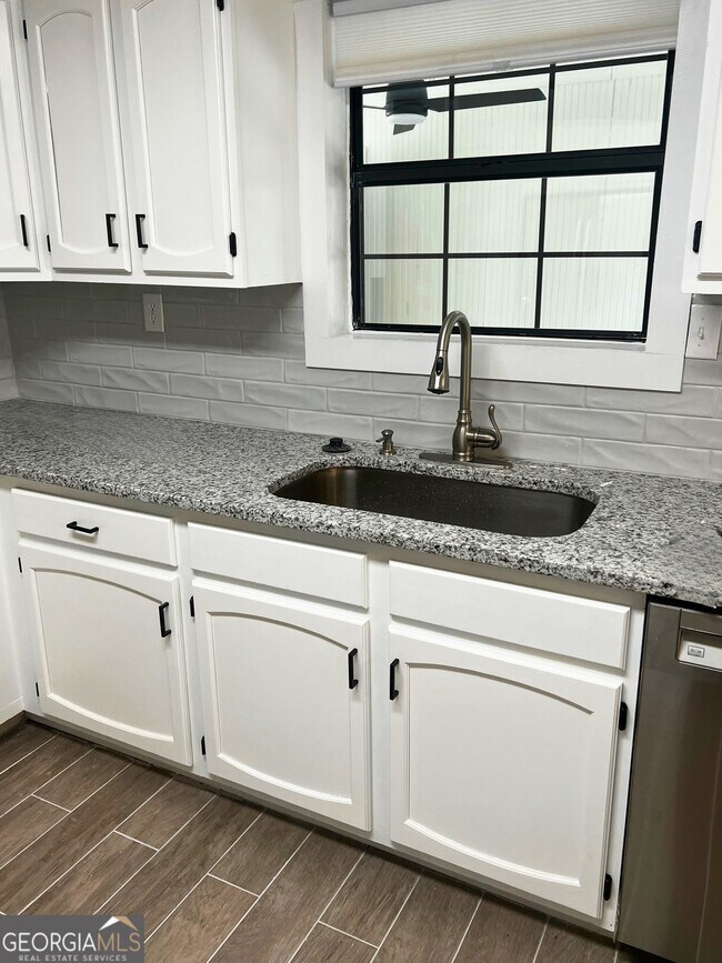 Building Photo - 124 Wolfbay Cir