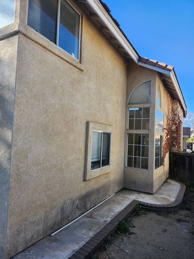 Building Photo - Spacious 4-Bedroom Home in a Prime Location