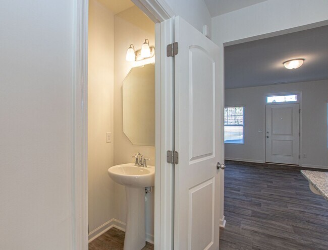 Building Photo - BEAUTIFUL 2 Bedroom Townhome in MIDLAND - Move In Special