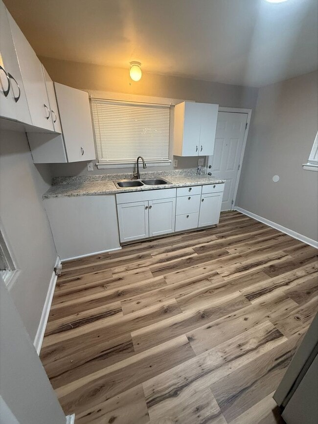 Building Photo - Updated 2 Bedroom in Brainerd! New Floorin...