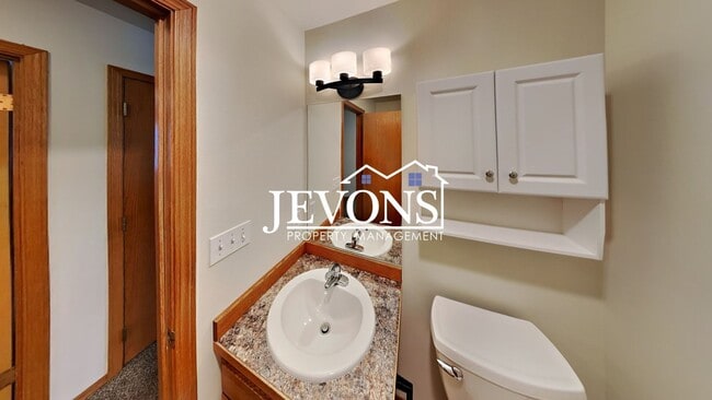 Building Photo - $500 Rent Credit - Two-bedroom home with a fully equipped kitchen, conveniently located near West...