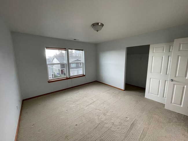 Building Photo - Amazing 3 Bedroom Condo with Garage and Vi...