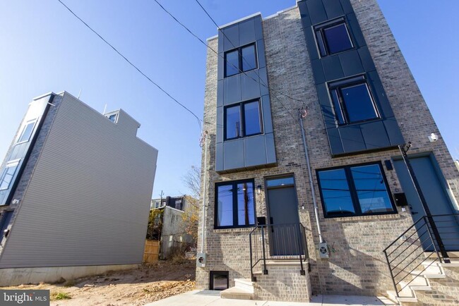 Building Photo - 1544 N Darien St
