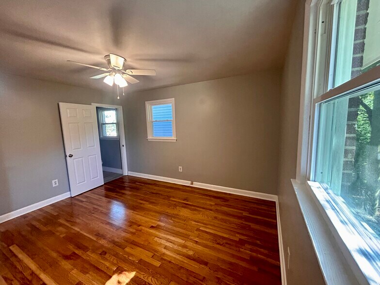 Building Photo - 553 Glenwood Dr