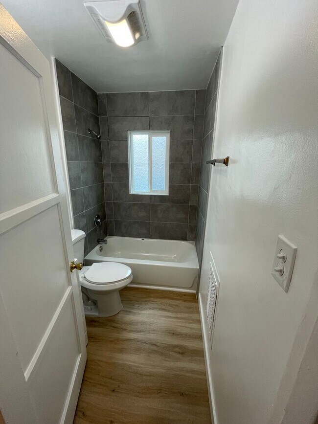 Building Photo - 15550 Vanowen St