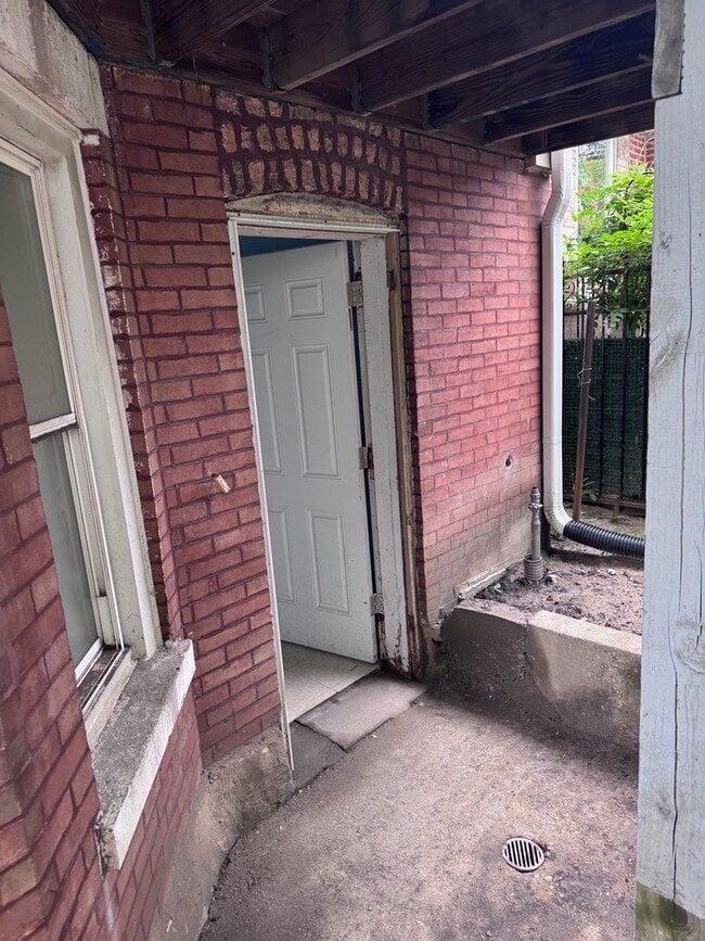 Building Photo - 3717 W Dickens Ave