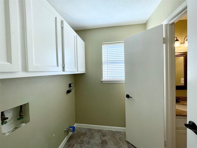 Building Photo - 15006 Elmont Dr