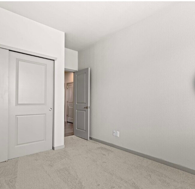 Building Photo - 3368 S Biscay Way