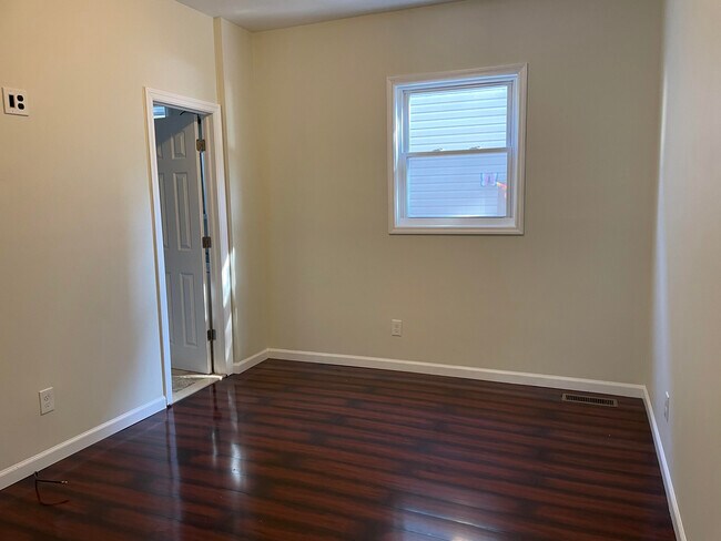 Building Photo - 384 E 9th Ave