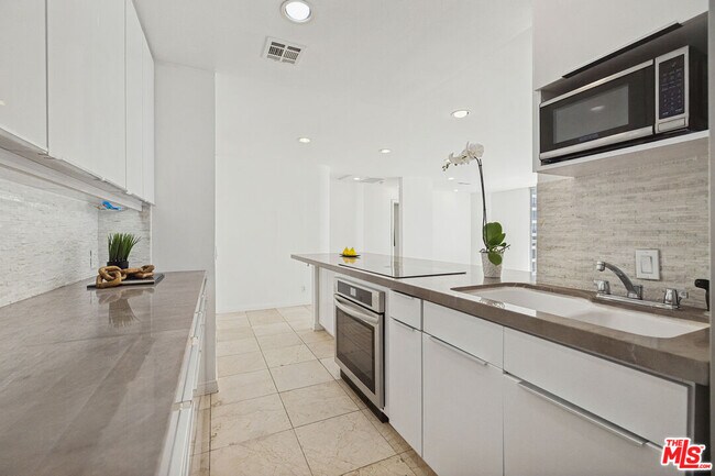 Building Photo - 10747 Wilshire Blvd