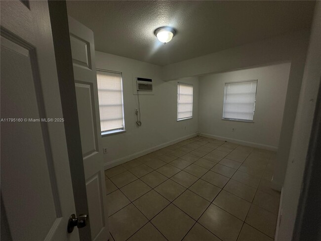 Building Photo - 5413 SW 19th St