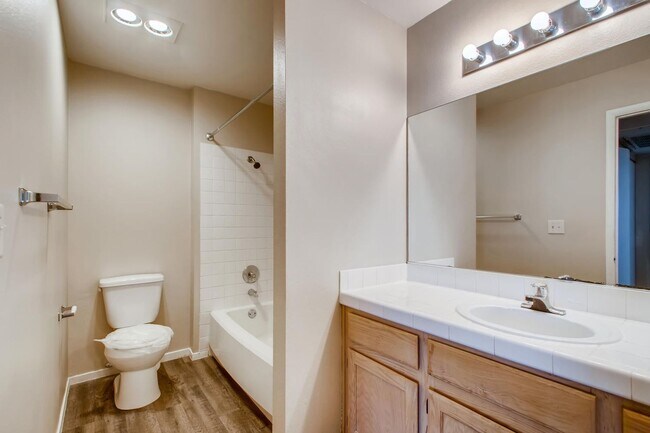 Building Photo - Near Summerlin, Gated Community w/ tons of amenities - Amazing Condo!