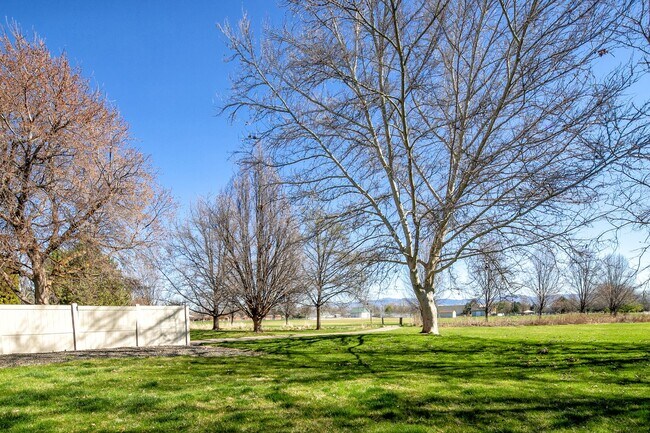 Building Photo - Parkside Paradise: Spacious 5-Bed Luxury in Hobble Creek