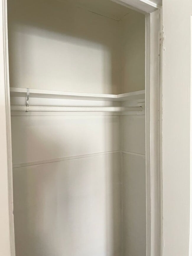 Building Photo - Charming 1 Bedroom