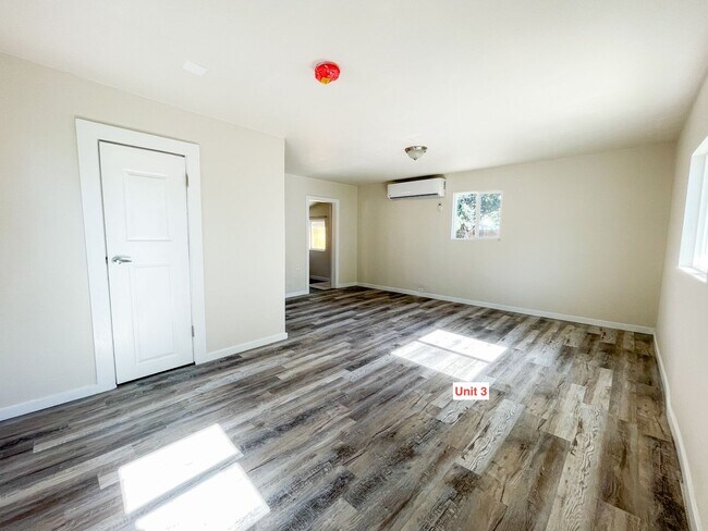 Building Photo - 1/2 off first months rent Totally Renovated Studio! AVAILABLE NOW!!