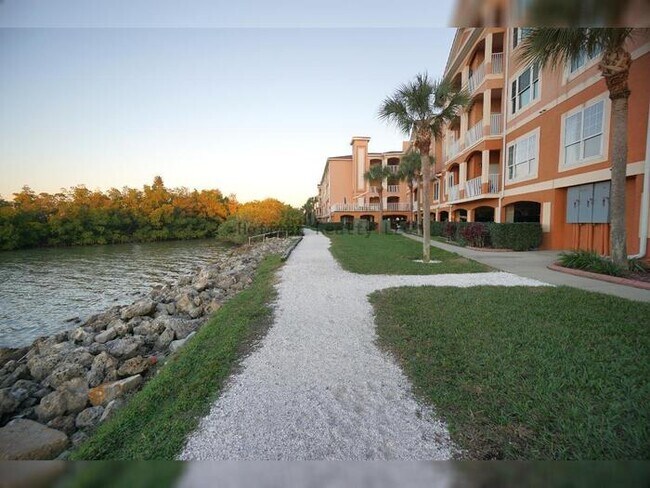Building Photo - 2-Bed, 2.5-Bath Water-Front Condo in South Tampa